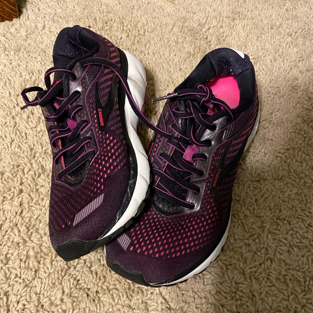 Like NEW! Brooks running sneakers